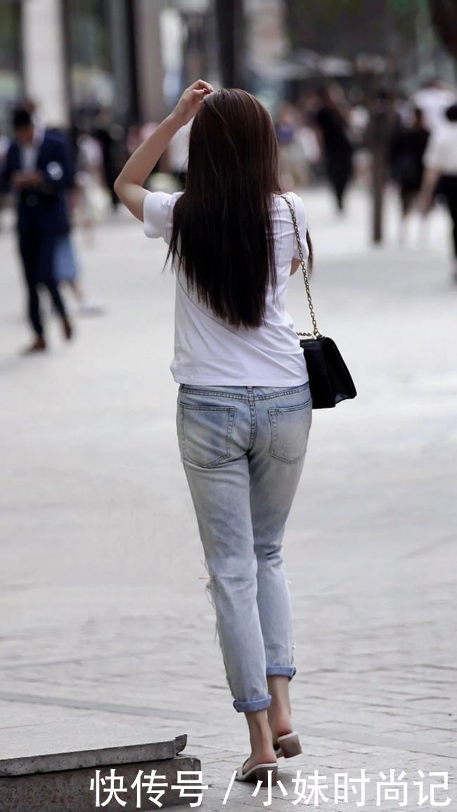 白色体恤+另类破腿牛仔裤,显高显瘦,个性十足!