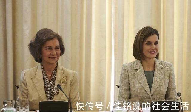 蕾丝!谁说莱蒂齐亚不爱珠宝光是腕间都很精彩,最爱婆婆送的字母手链!