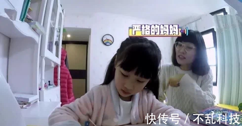 自主性|男孩写作业,全家人“看书”陪伴,网友看出其中猫腻:书还反光?