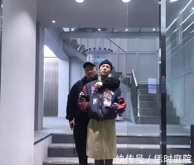 白钩 合作的联名鞋直接秒空,连50码的都卖完,价格居然高达3万一双?