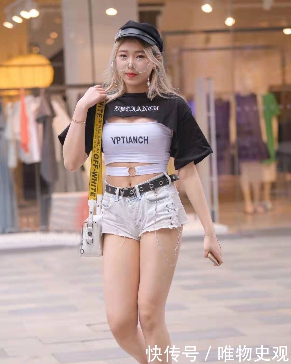 非常精致的小仙女穿搭，吊带设计的T恤+牛仔短裤，充满青春活力感