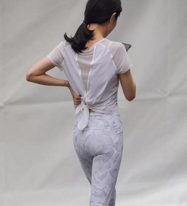 女孩 打底裤“有个性”,时髦的女孩都喜欢穿着它去商场,你想试试吗?