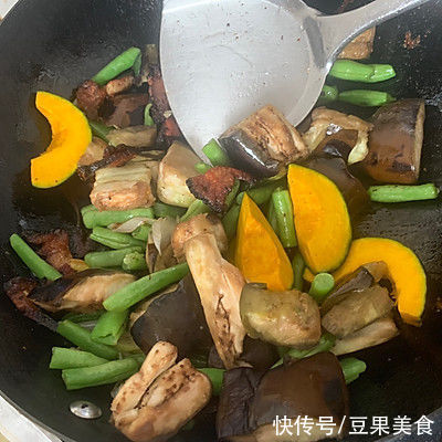 美味|这道家庭版豆角茄子烩菜 美味易上手，家人天天求我做