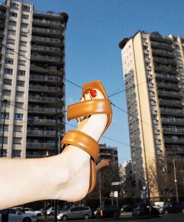 穿着|别总穿一字带凉鞋,今夏流行这些“双带”凉鞋,时髦洋气又舒适