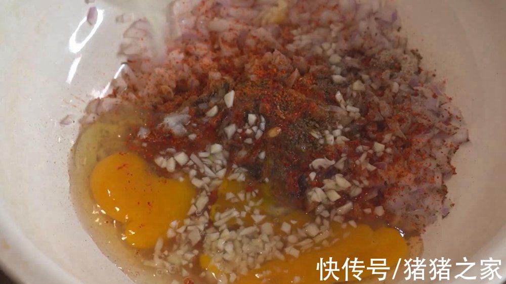 在家用烤箱也能做出滋滋美味的烤羊排，配料毫无保留分享，吃起来