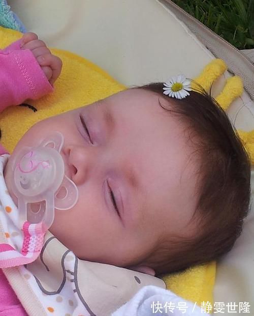 被子|1岁宝宝睡觉“姿势”火了,掀开被子的一瞬间,网友:天外飞仙?