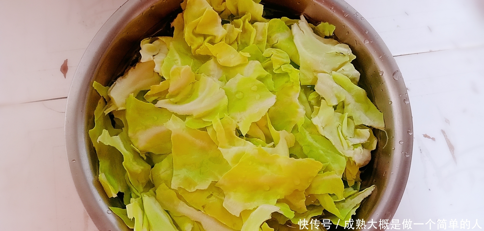 包菜这样简单做，口感爽脆！赶快试试吧！