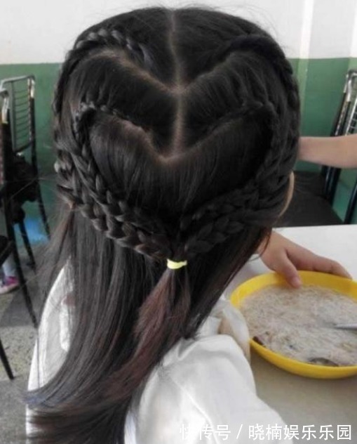 孩子|幼儿园老师给孩子扎头发,宝妈看后心疼不已,老师:要么直接剪短