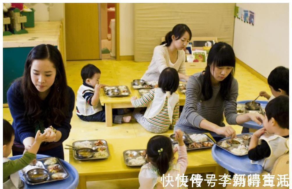 饭菜|女儿总说幼儿园饭菜好吃,妈妈不信去试菜,吃了一口吐在地上
