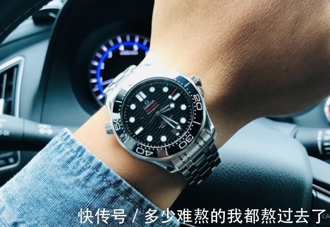 腕表|欧米茄海马和劳力士潜航者,哪款更适合玩水的时候佩戴?