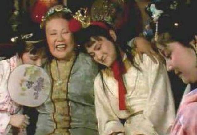 王熙凤|贾母最喜欢的3个人,一个是宝玉一个是贾兰,另一个竟然是恶人