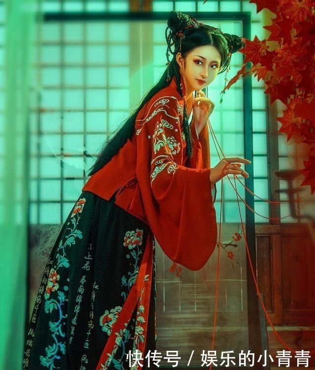 最近火了一种“阴间”汉服,穿上就可以拍鬼片,很像黑山老妖