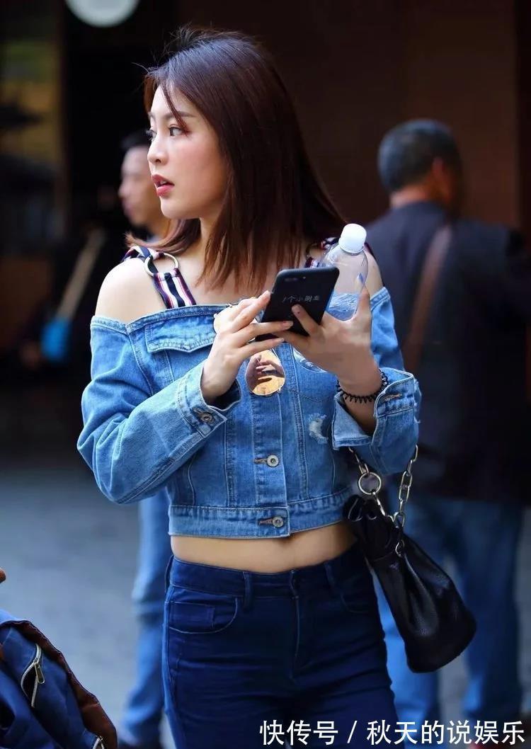 毛绒球 牛仔露脐一字领外套搭配紧身小脚裤,欧美嘻哈女人味浓!