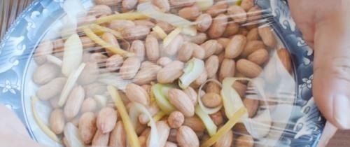 花生米不要油炸了,加1头大蒜,比水煮简单,比油炸的还好吃