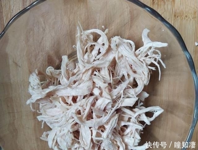 小番茄|都说鸡胸肉脂肪低热量低,分享新吃法不炒不炸,味道清爽冰凉