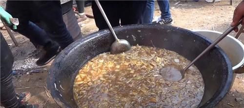 街头|大叔街头卖“大锅”小吃,5元一碗分量足,食客不吃就馋得慌