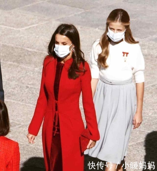 姐妹花|这朵西班牙姐妹花很少见,劳拉的蓝色连衣裙和她姐姐一样高