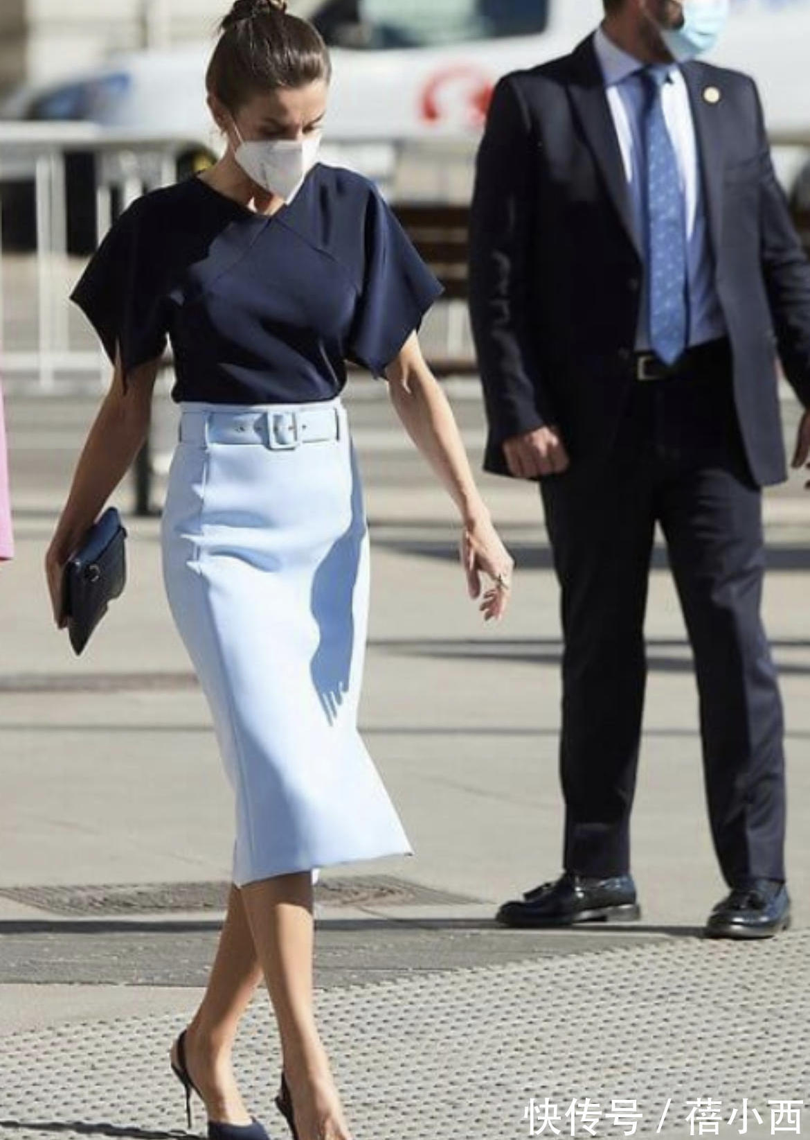 年龄|又被西班牙王后惊艳到了,穿印花连衣裙高贵优雅,好气质不惧年龄