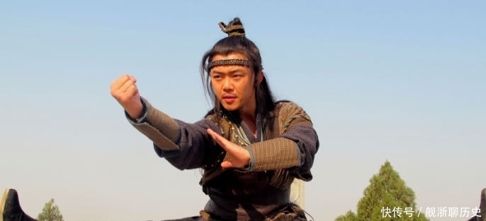 受益|阮小七因穿龙袍被贬,柴进因此受益,却害了另2位好汉丢了官职