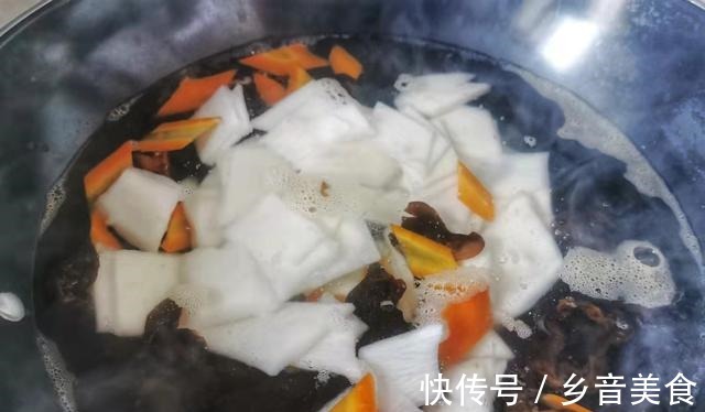 青红椒|秋天养胃常吃山药,这样做简单快手没难度,每次一大盘不够吃的!