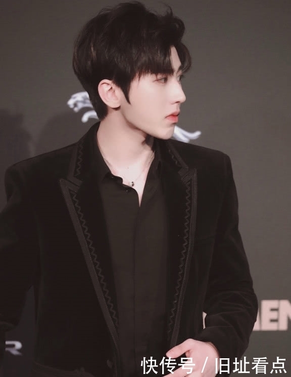 格纹|蔡徐坤穿格纹风衣格外有范,犹如漫画中走出来的美少年