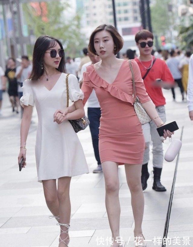 穿搭|V领连衣裙姐妹花搭配高跟鞋,青春靓丽,时尚迷人
