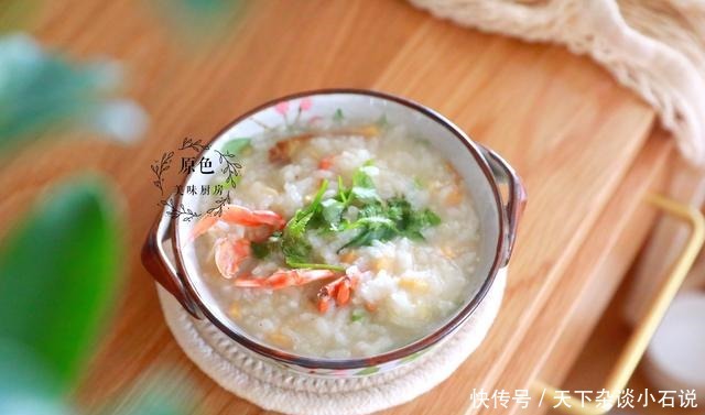 炎热的天气下厨太热,不如在家喝海鲜粥,鲜美又不失营养