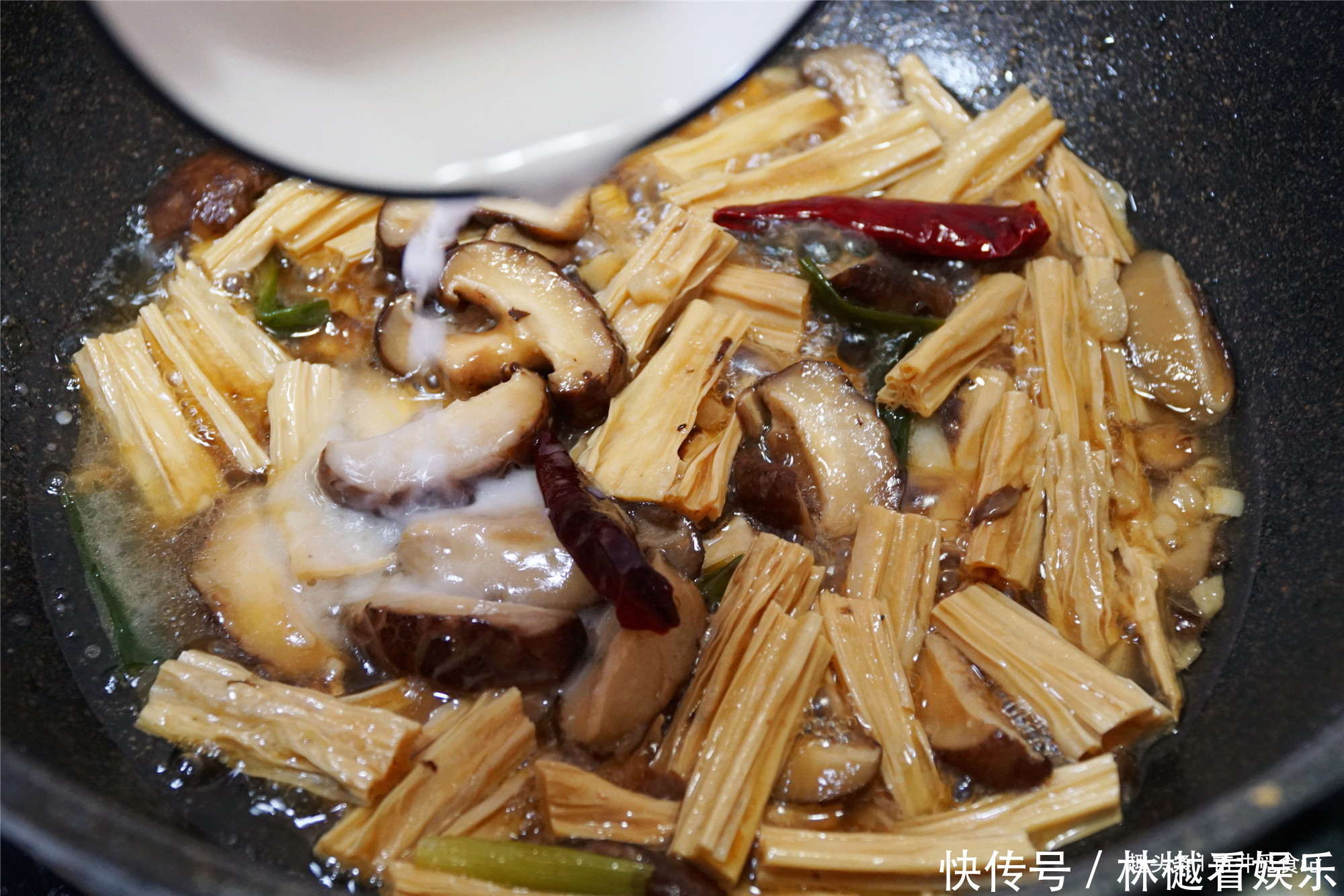 焖烧|腐竹的绝配，比放肉炒好吃，我家一周吃2次，次次光盘不够吃
