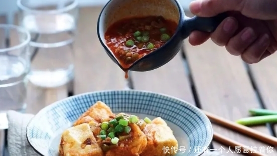 这道菜除了简单没有别的,实惠的脆皮内酯豆腐,就是好吃