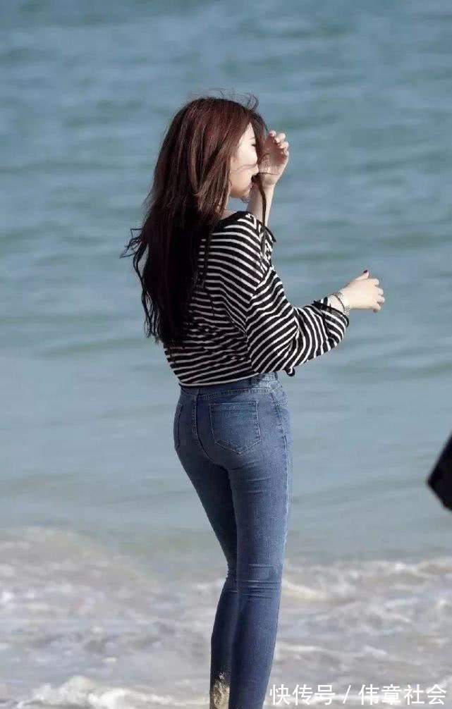 身姿 赤足踏浪小美女,宽松上衣配牛仔长裤,掩盖不住苗条的好身姿