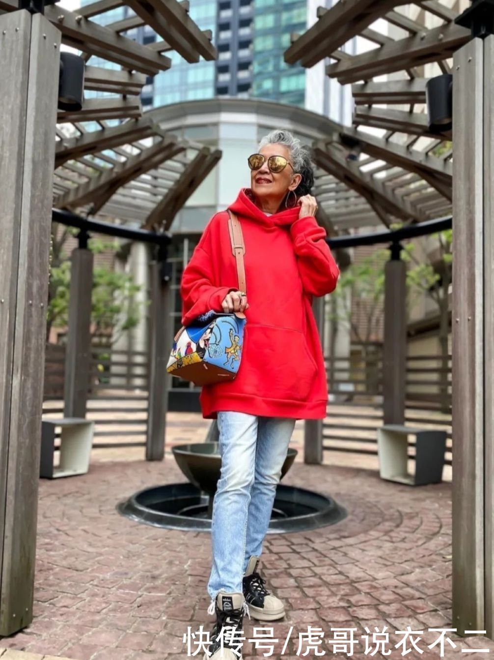 年纪|上了年纪的女人，学日本奶奶这样穿，“不露腿”也比小姑娘更抢眼