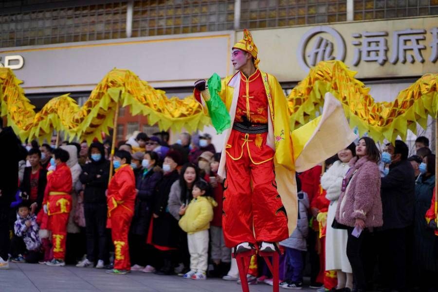 壹粉#壹粉过大年｜木棍上的精彩！高跷表演现身济南街头，引市民叫好