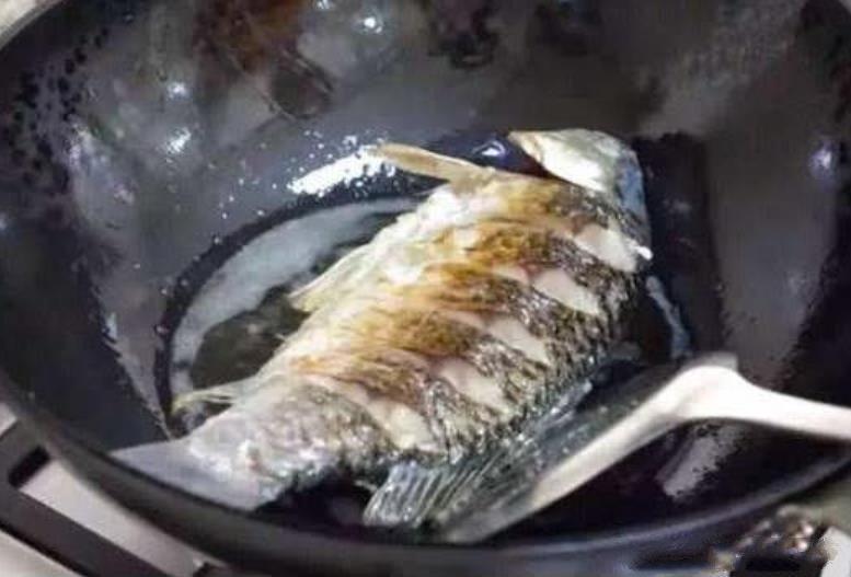 煎鱼的第一步是先倒油大错特错!多加这一步,鱼皮完整不粘锅