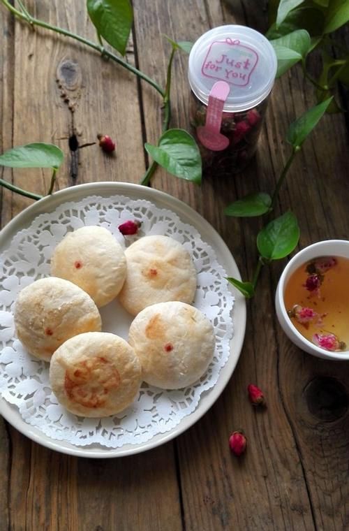香甜酥脆的玫瑰花饼，吃一口唇齿留香，学会在家中就能制作