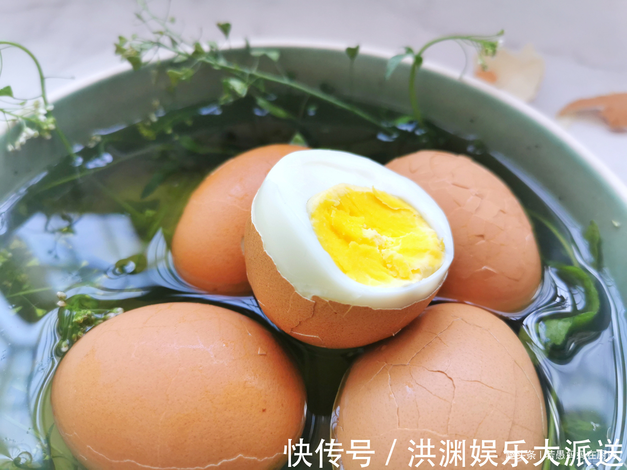 煮鸡蛋该用冷水还是热水教你煮鸡蛋的3个小窍门,不粘壳还好剥
