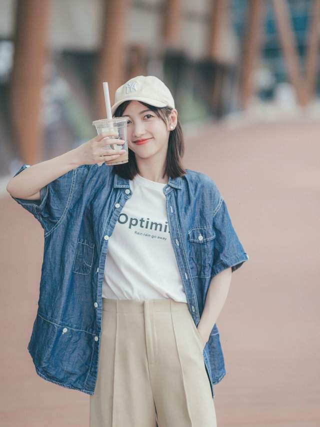 西服|想变成“商圈精英”的女神,试一试西服搭配波点连衣裙,高贵大气