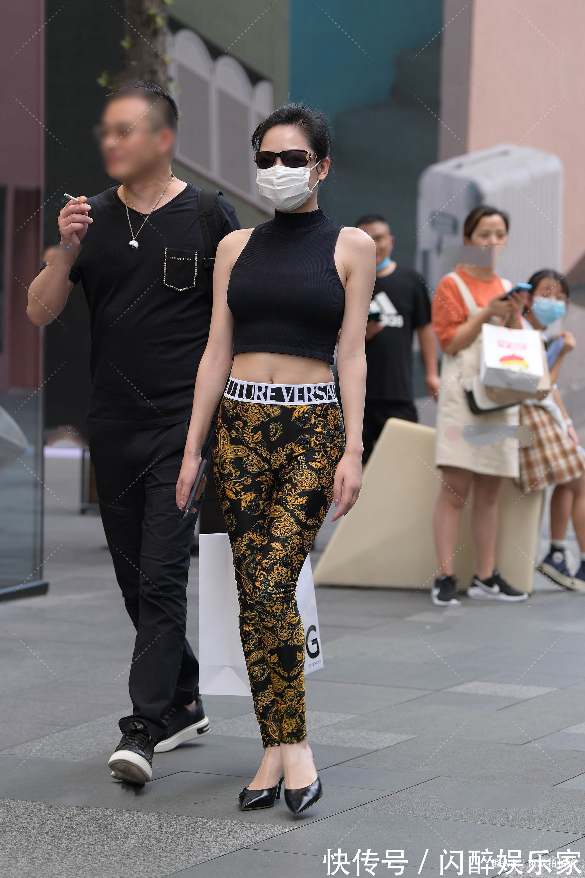 高领 黑色半高领上衣搭配花纹修身裤,设计精美,时尚感十足