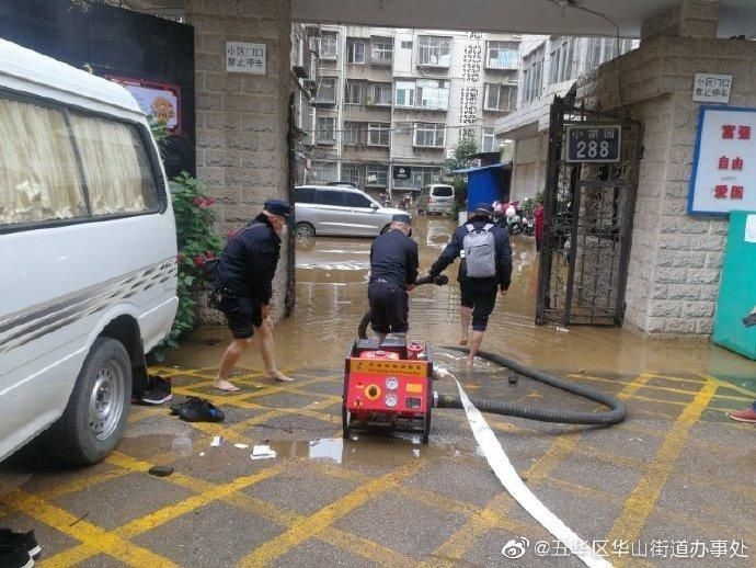 积水|鼓楼路地铁圆通站施工挖断中水管道 致附近小区积水30公分