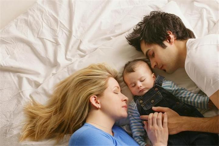 入睡|一家四口睡姿照火了，父母熟睡秀恩爱，两个孩子只好“抱团取暖”