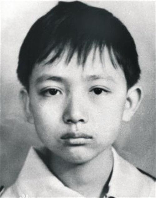 “救火英雄”赖宁牺牲32年,为何被课本移除,照片也被学校摘下