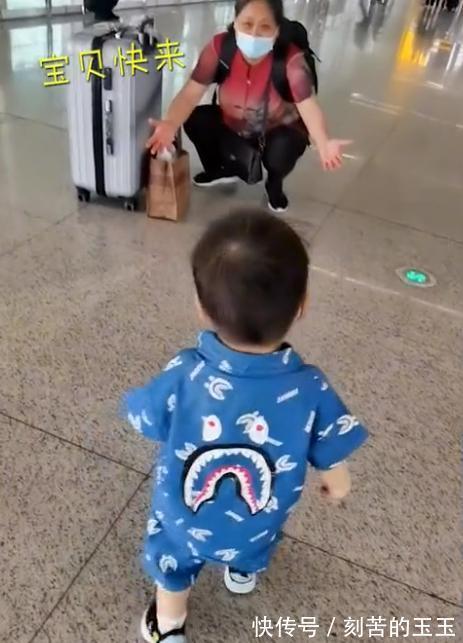 亲昵感|湖北一萌娃半年没见外婆,见到外婆兴奋得跺脚转圈