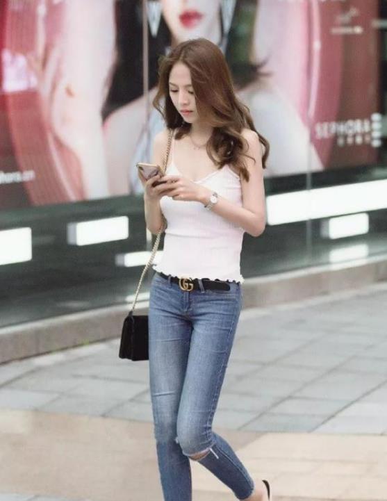 街拍:雪肤花貌的小美女,白色背心配牛仔裤,时尚唯美好身材