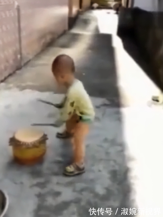 爸妈|有一种孩子叫“爷爷带大的孩子”,爸妈回家看到笑得乐开了花