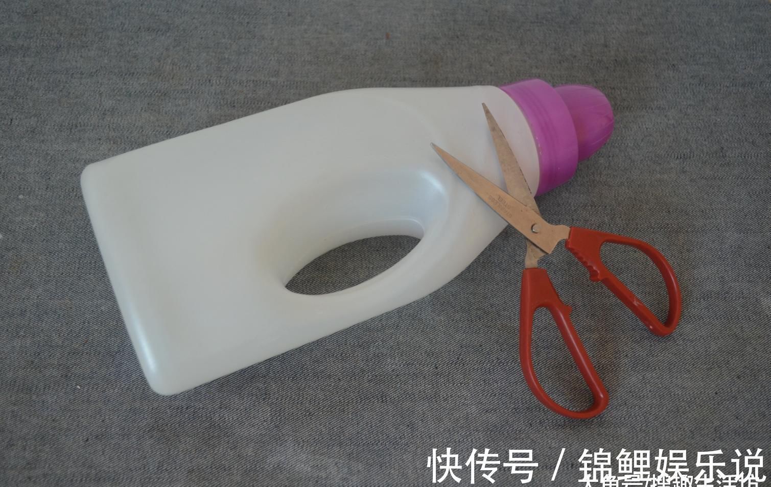 人人|洗衣液瓶子别扔了, 简单剪几刀, 放在厨房这样用, 人人见了都夸好