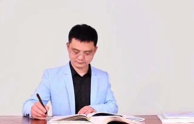 这位小学老师凭借精湛的硬笔书法,斩获全国首届硬笔书法一等奖