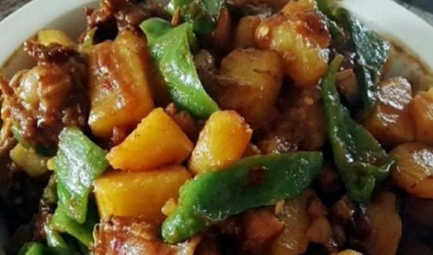 美食推荐土豆青椒焖鸡块、酱油炒豆腐、鸡腿烩豆腐、甘蓝肉卷