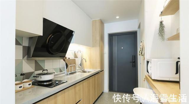 电视|沙发做隔断,电视装落地窗上,30㎡小家照样功能齐全,简约精致!