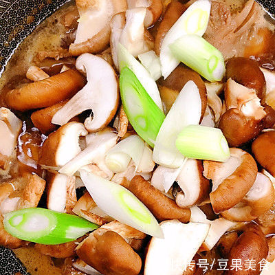 香菇焖鸡|自制香菇焖鸡，再也不用买了