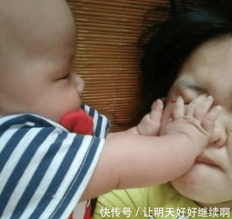 妈妈|宝宝爱扯头发很讨厌,其实是在向妈妈表达爱,妈妈不要再烦了