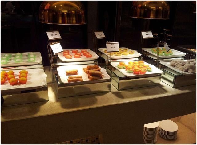 吃自助餐的时候,聪明人不拿这4种餐品,餐厅老板下次不要来了